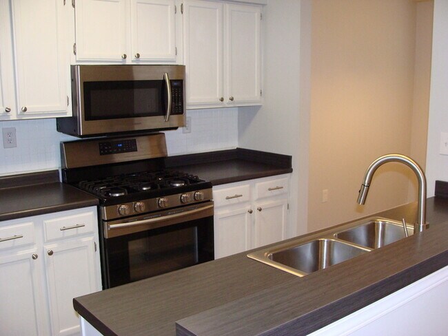 Building Photo - Two Bedroom Updated Windcrest Condo