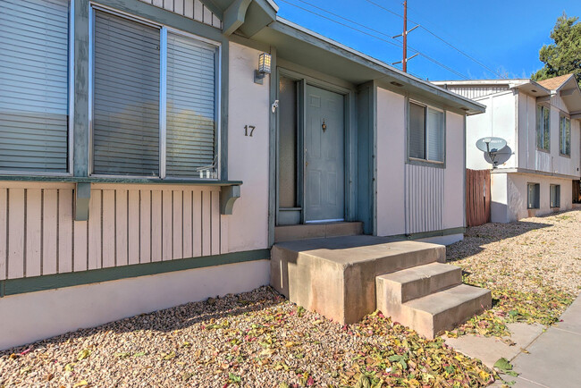 Building Photo - Great 3 bedroom and 2.5 bath home - 6 or 1...