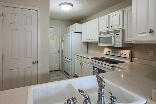 Building Photo - 2623 E Oaklawn Ct