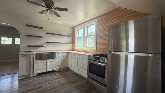 Primary Photo - 325 N Hawley Rd