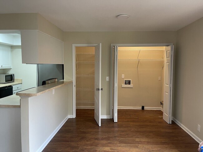 Building Photo - "Charming 3-Bed Townhouse with Cozy Fireplace in Prime Nashville Location – 1600 Sq Ft of Comfort!"