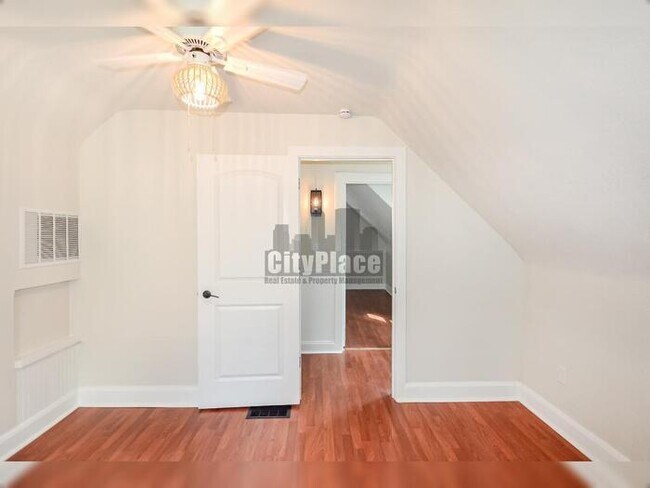 Building Photo - 1228 E Perry St