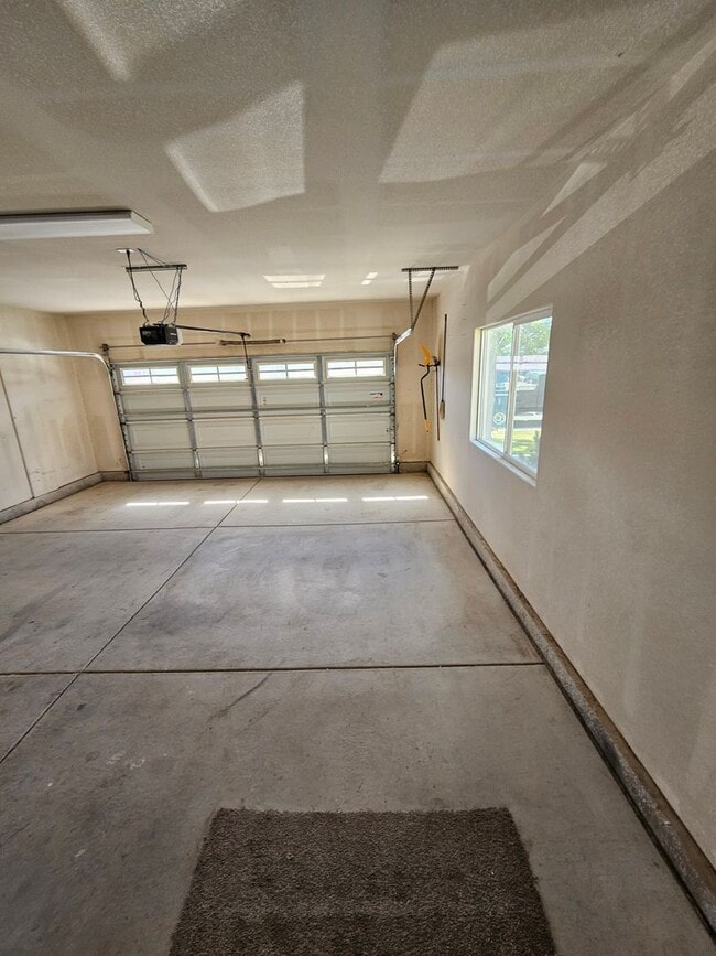 Building Photo - Wonderful 4-bedroom, 2-bathroom home in Fe...