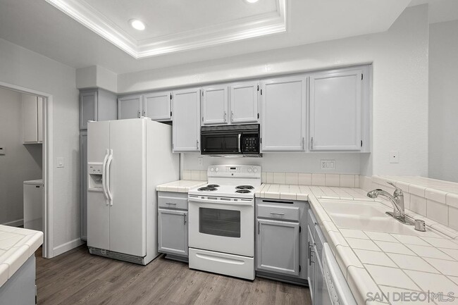 Building Photo - 7274 Shoreline Dr