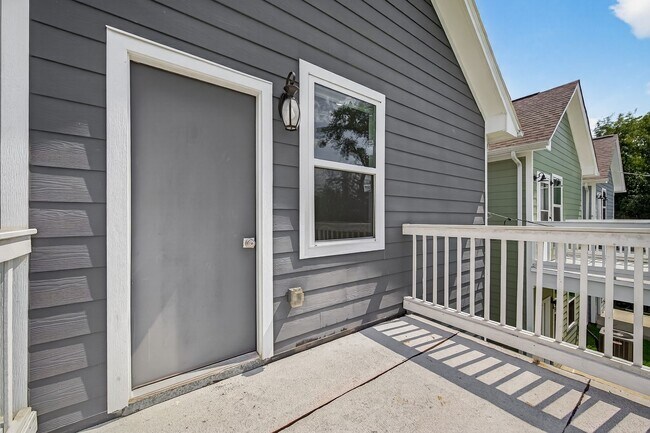 Building Photo - 714 Zoe St