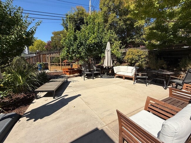 Building Photo - Spacious 5BD/2BA Home in San Carlos with S...
