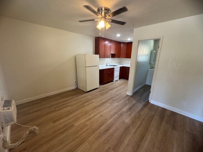 Building Photo - Remodeled Studio Near Sutter Park & Tower ...