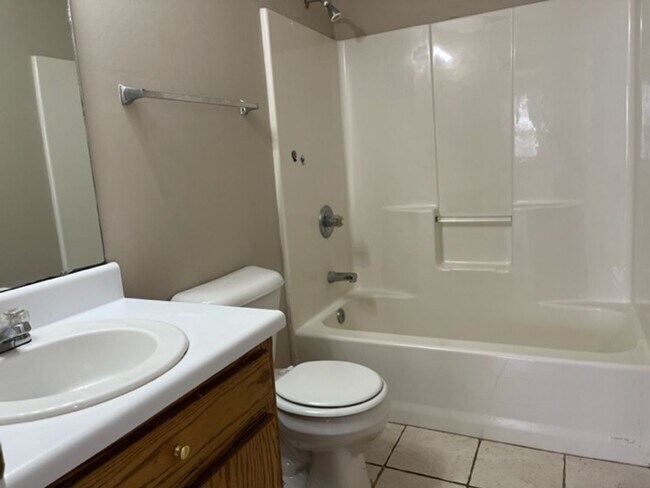 Building Photo - Rockcreek Dr #10 &amp; 12