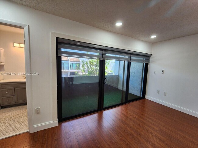 Building Photo - 6518 Kendale Lakes Dr