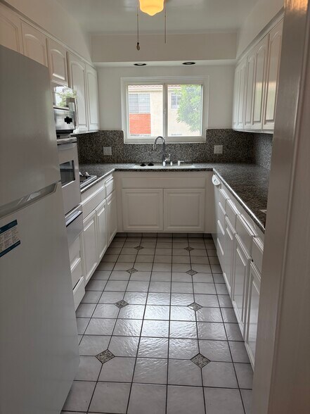Kitchen with fridge, stovetop, microwave and dishwasher - 2346 Kerwood Ave
