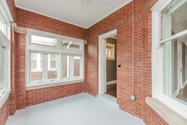 Building Photo - 334 S Oak Park Ave