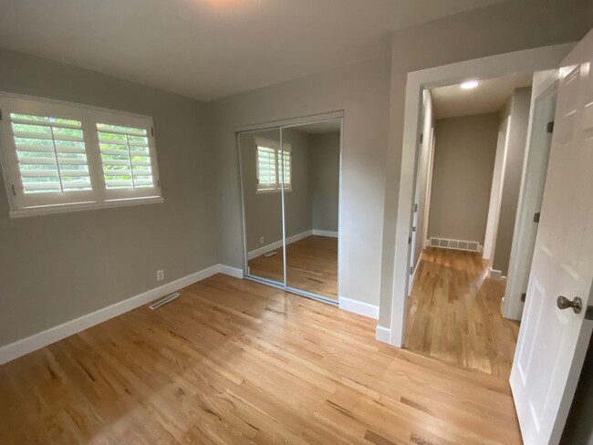 Building Photo - Updated 4 Bed 3.5 Bath Craftsman Style Hom...