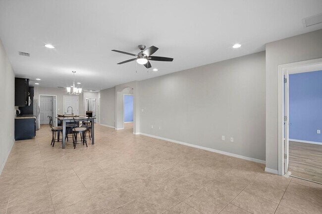 Building Photo - Stunning  2-bedr 2-bath+ Den/office home located in the desirable Lindsford in Fort Myers