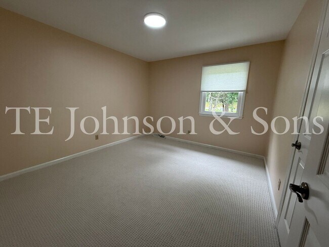 Building Photo - 3 Bedroom Close to Mt. Tabor