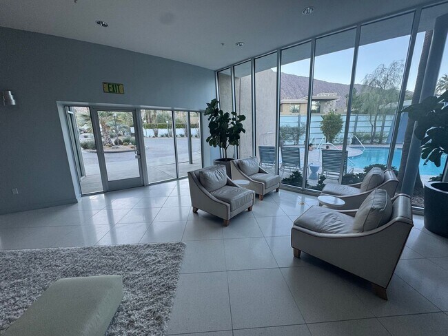 Building Photo - 810 E Palm Canyon Dr