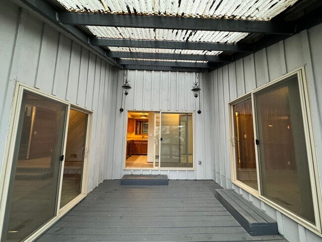 Building Photo - Spacious secluded house in Thurston Hills!