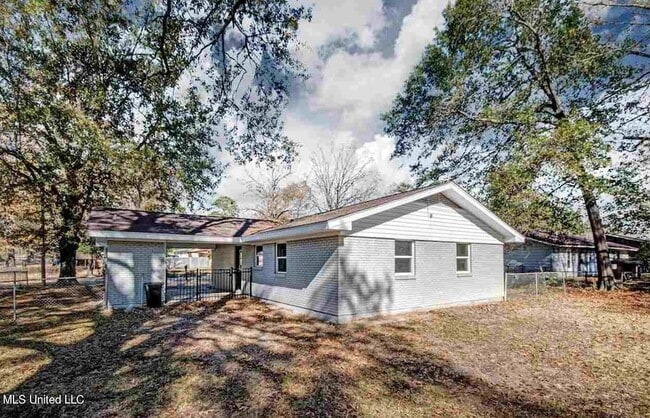 Building Photo - 361 Mary Ann Dr