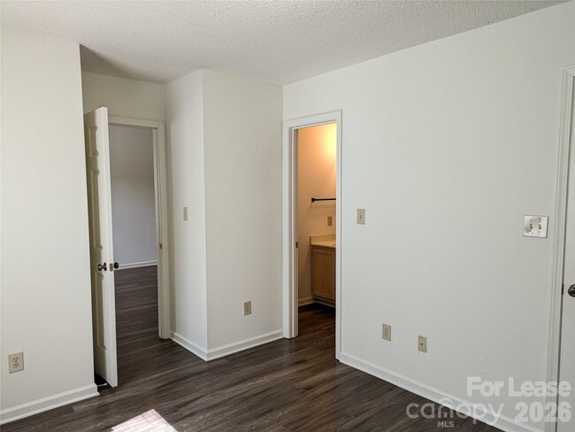 Building Photo - 111 Birdie Ct