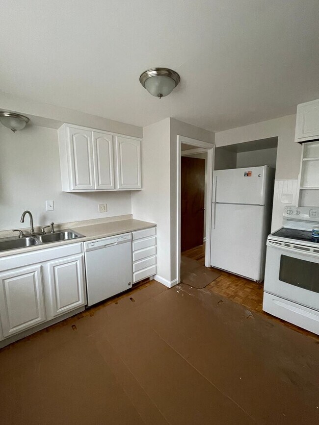 Building Photo - 2 Bedroom Ranch For Rent - Outer Comstock ...