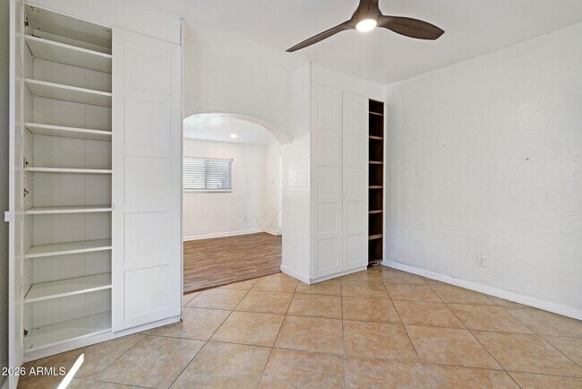 Building Photo - 930 E Whitton Ave