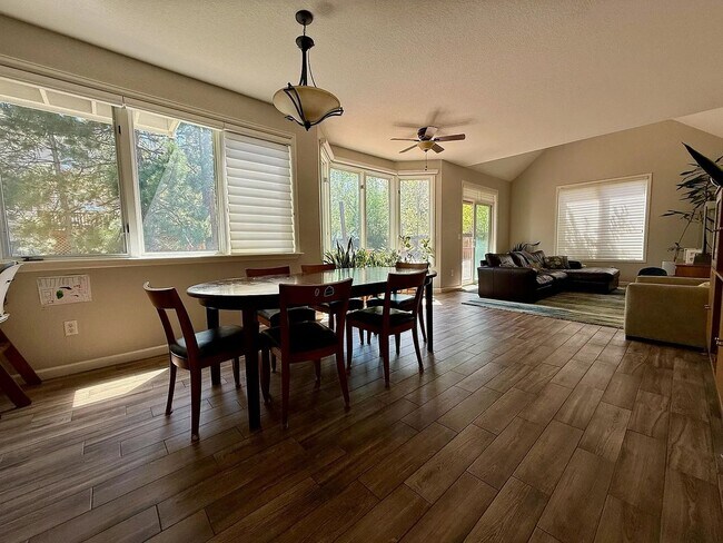 Building Photo - Furnished or Unfurnished: Updated 4 Bed 3....