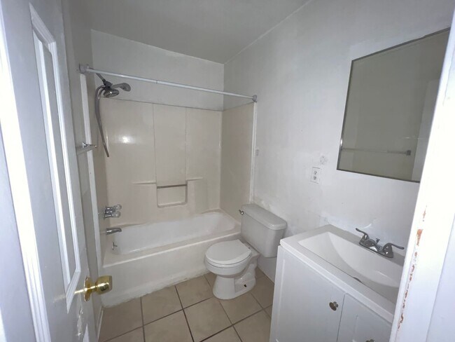 Building Photo - 419 W Wilson Ave