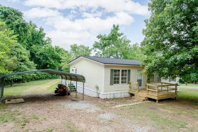 Building Photo - Well Maintained Three Bedroom Home!