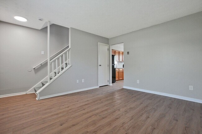 Building Photo - 2205 Clarendon Ln