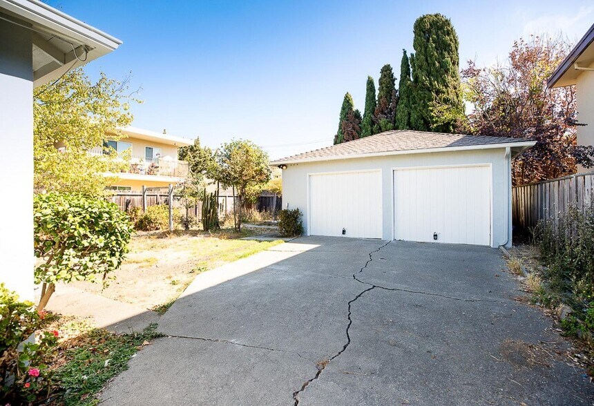 Building Photo - Remodeled 1BR Unit with Garage - Steps to BART in El Cerrito