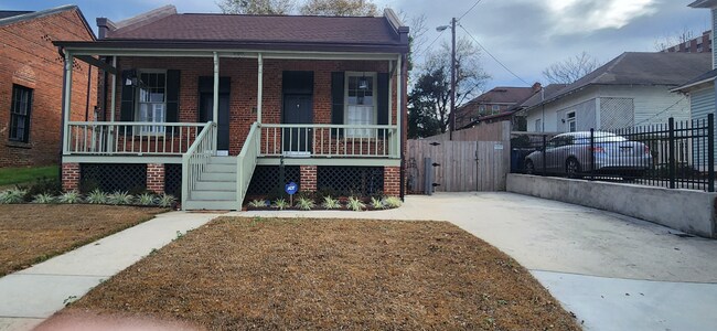 Building Photo - 688 Monroe St
