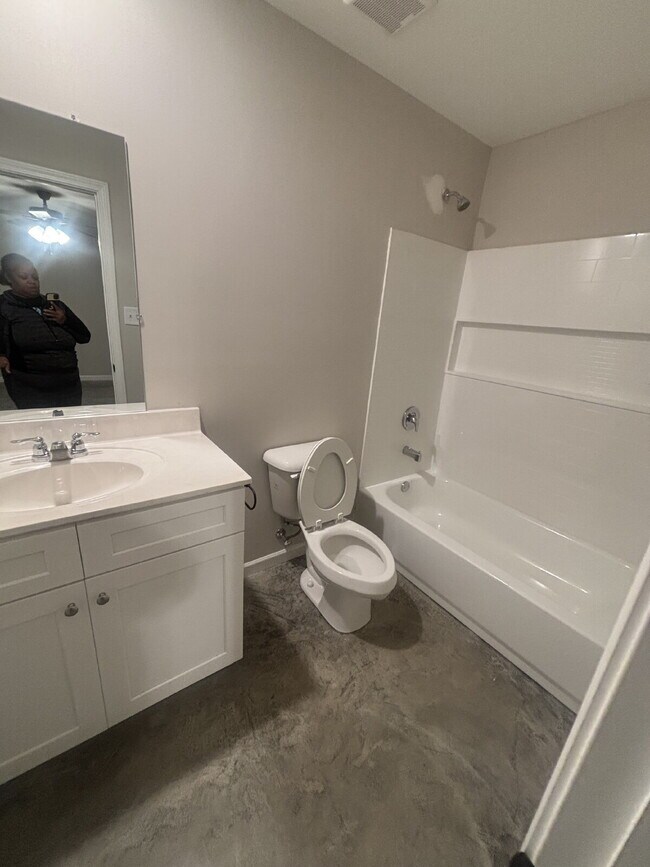 Building Photo - "Charming 4-Bedroom Retreat with 2 Full Baths on Sunny View Drive!"