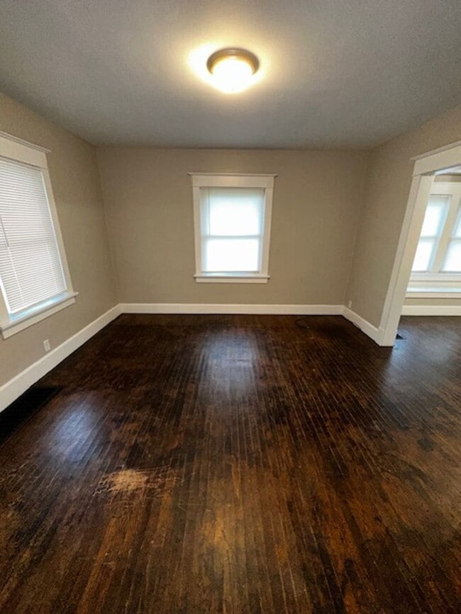 Building Photo - 2 bedroom 1 bath - available now!