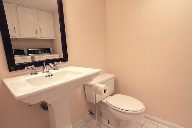 Building Photo - COMING SOON:2 bedroom townhome in Uptown Charlotte!