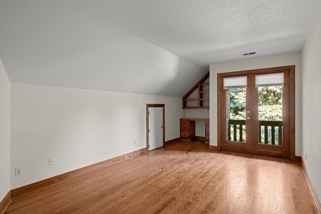 Building Photo - 1940 E Chenango Ct