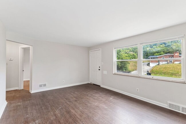 Building Photo - Westwood- Cozy 3 bedroom 1 Bath