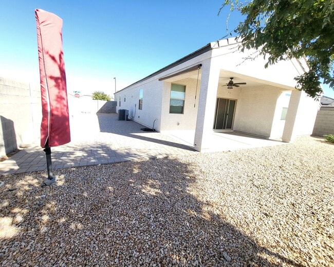 Building Photo - 3 Bedroom 2 Bathroom Magma Ranch Home