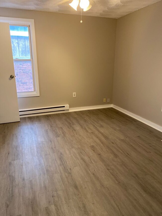 Building Photo - 712 S Irving Ave