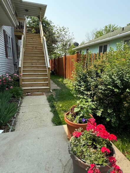 Building Photo - 809 Croghan Ave