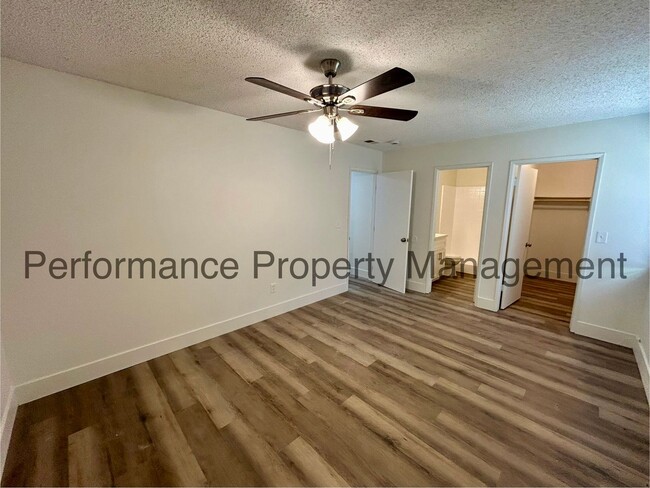 Building Photo - Newly Remodeled 4 Bed/2 Bath SW Bakersfiel...