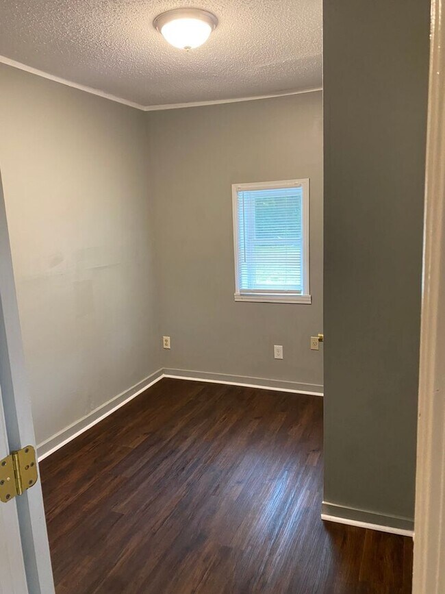 Building Photo - Bright & Inviting 3-Bed/1-Bath Home with Spacious Backyard – 50% Off First Month!