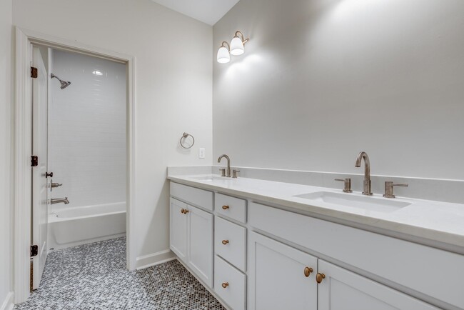 Building Photo - 455 Oma Cove