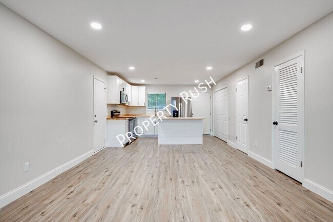 Building Photo - 2323 Green Forest Dr