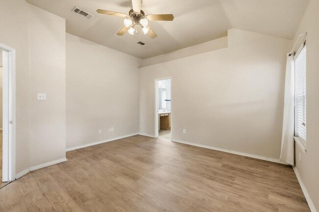 Building Photo - 100 Oak Hollow Ln
