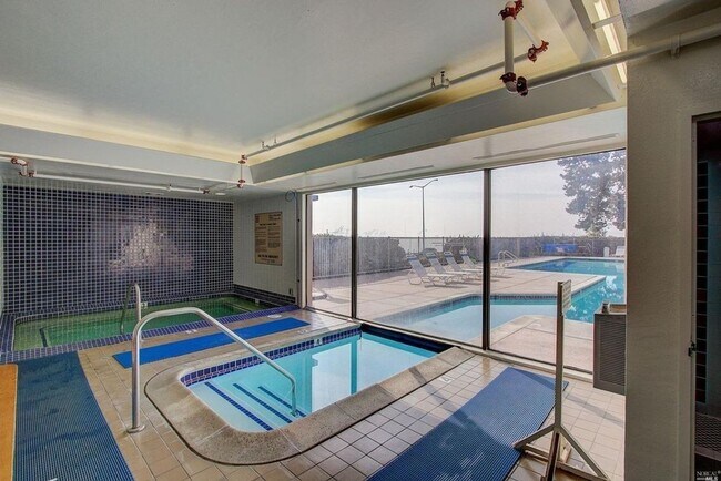 Building Photo - 1 BEDROOM / 1 BATH CONDO AVAILABLE AT WATERGATE COMPLEX IN EMERYVILLE!!!