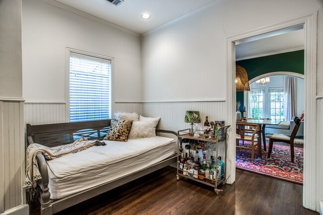 Building Photo - Beautiful home nestled in the heart of the coveted M - Street Neighborhood!