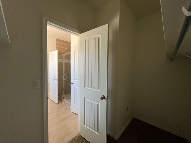 Building Photo - Stunning 3 bedroom, 3 bathroom home locate...