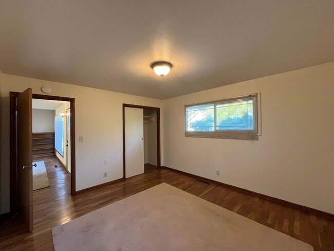 Building Photo - Classic Home in Columbia Neighborhood - Walnut