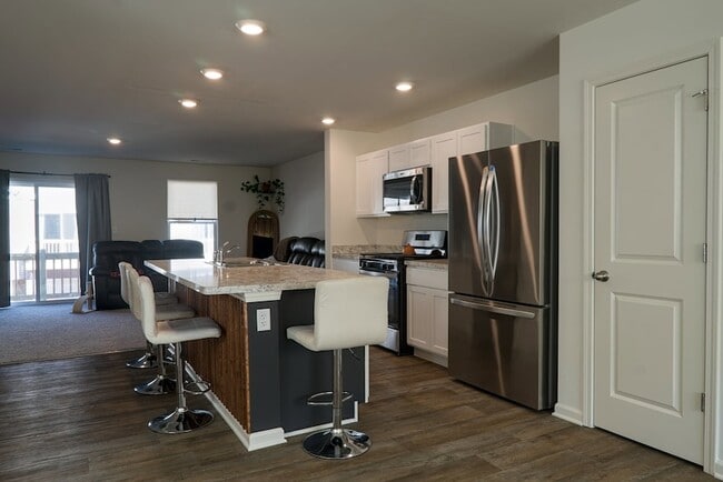 Building Photo - 6561 Sassafras Wy