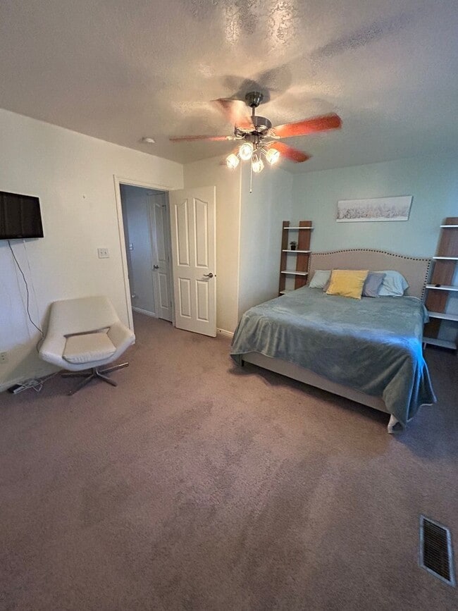 Building Photo - 3 Bedroom 2 Bathroom Townhouse in Midway U...