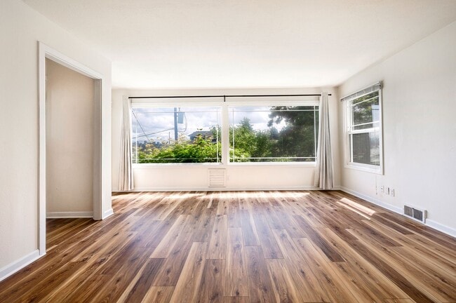 Building Photo - Charming 5 bedroom house with yard!! Close...
